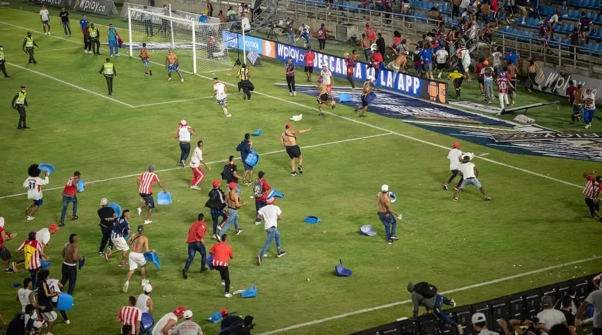 Un fallecido y cinco heridos en choques entre barras de fútbol en Colombia