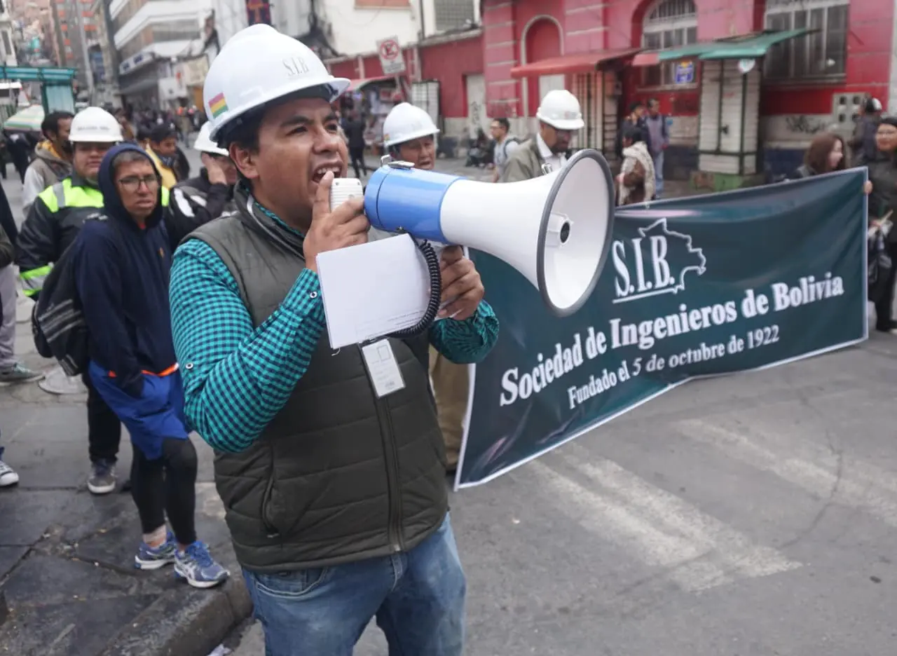 Ingenieros se movilizan y denuncian paralización del 80% de las obras