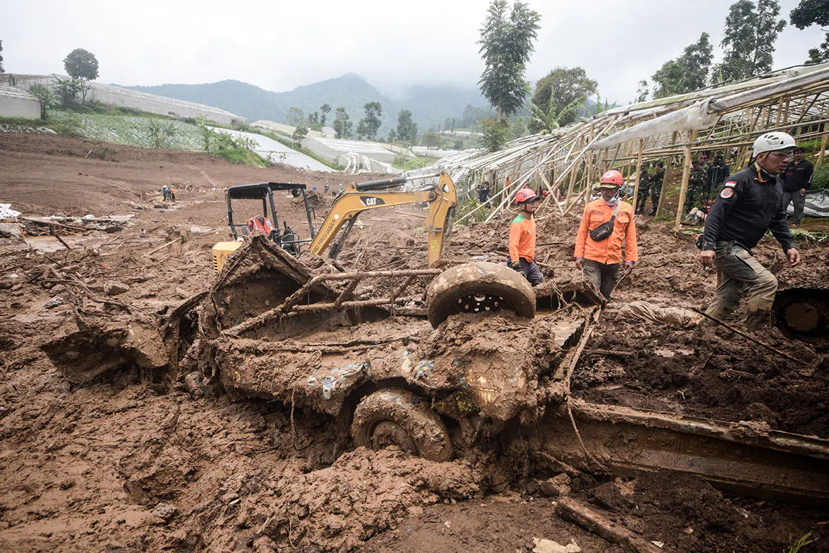 El saldo de muertos por el alud en Indonesia sube a 38