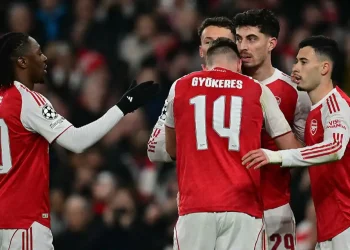 Arsenal acaba líder con pleno de puntos, Bayern segundo