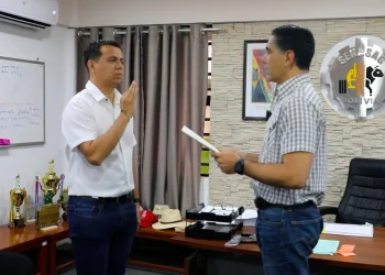 Justiniano posesiona a Ronny Salvatierra como nuevo director del Senasag