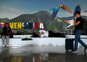 Trump anuncia que ordenó reabrir el espacio aéreo de Venezuela