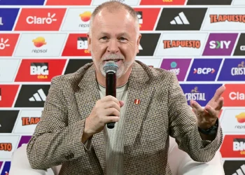 Brasileño Mano Menezes asume como nuevo DT de selección peruana