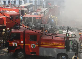 Un incendio en dos edificios de Calcuta deja al menos 25 muertos