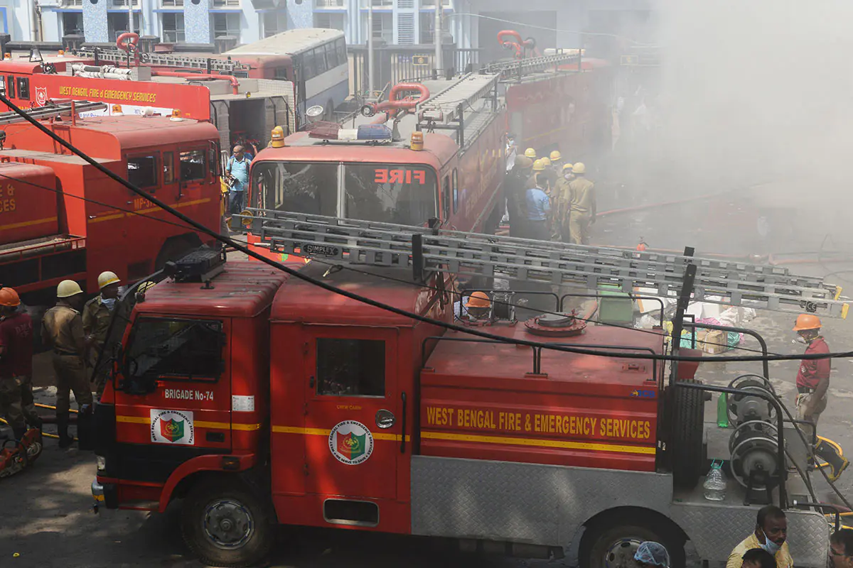 Un incendio en dos edificios de Calcuta deja al menos 25 muertos