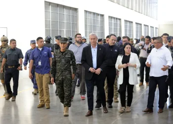 El presidente electo de Chile recorrió el CECOT/AFP