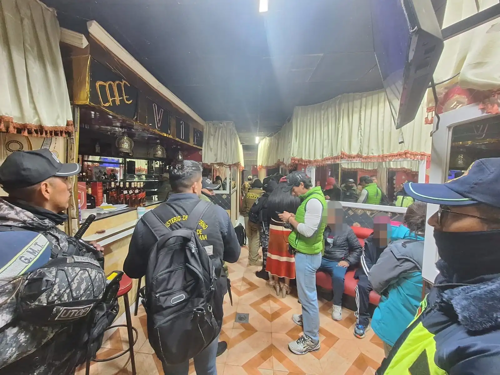 Personal de la Alcaldía de La Paz en operativo en una discoteca. FOTO: AMUN