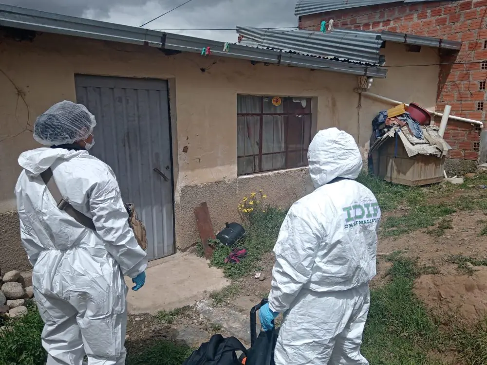 Personal del IDIF realizó el levantamiento del cuerpo sin vida de una mujer en El Alto. FOTO: FGE