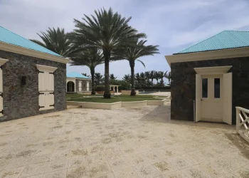 Una vista exterior de la casa de Jeffrey Epstein en su isla privada/AFP
