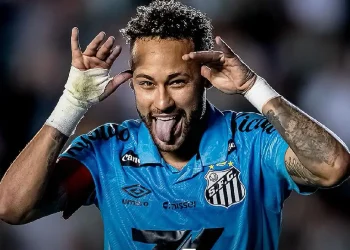 Neymar firma triplete y aleja al Santos del descenso en el Brasileirão