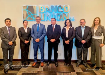 El ministro Gabriel Espinoza posa con el directorio del Banco Unión. Foto: Ministerio de Economía