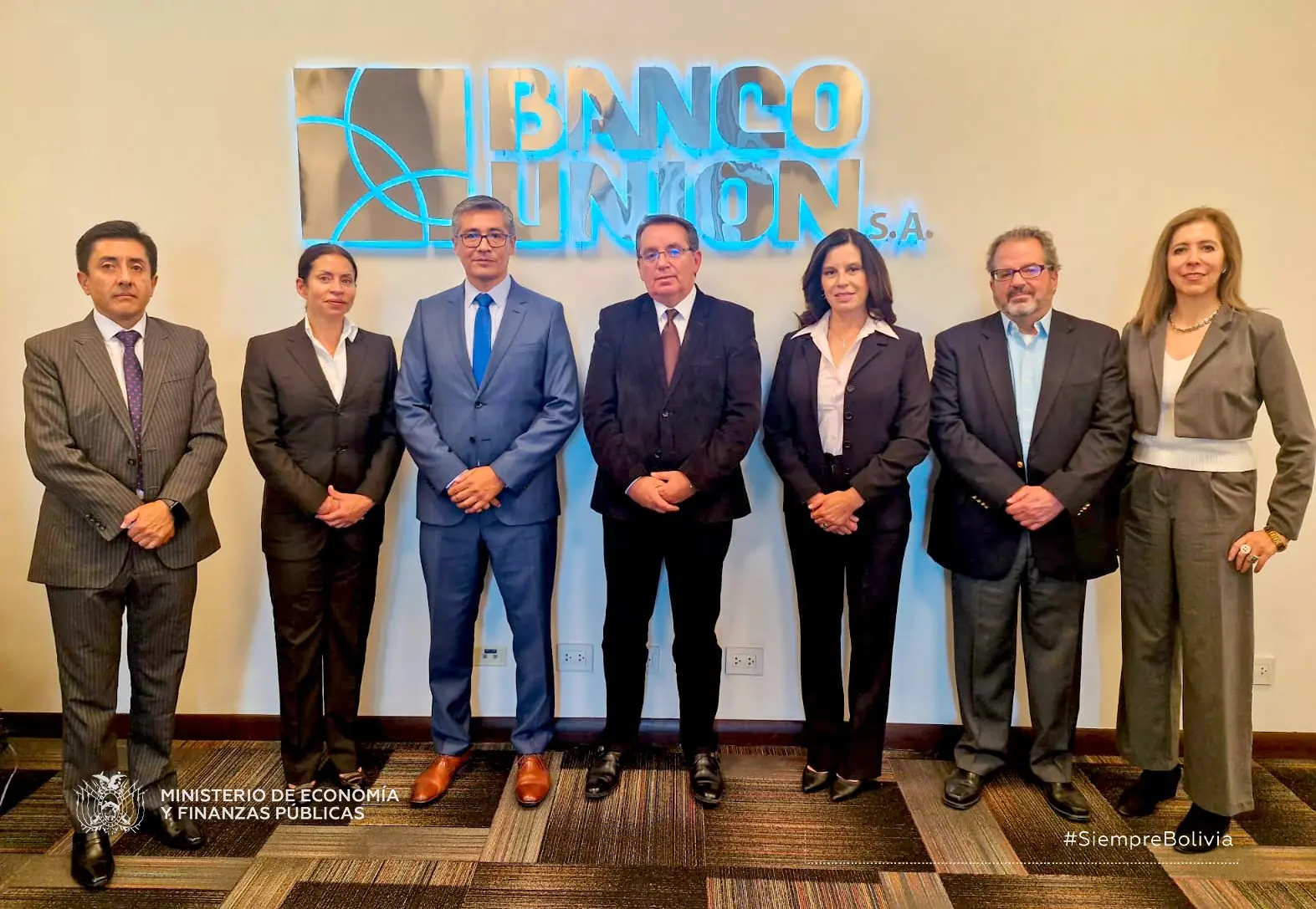 El ministro Gabriel Espinoza posa con el directorio del Banco Unión. Foto: Ministerio de Economía
