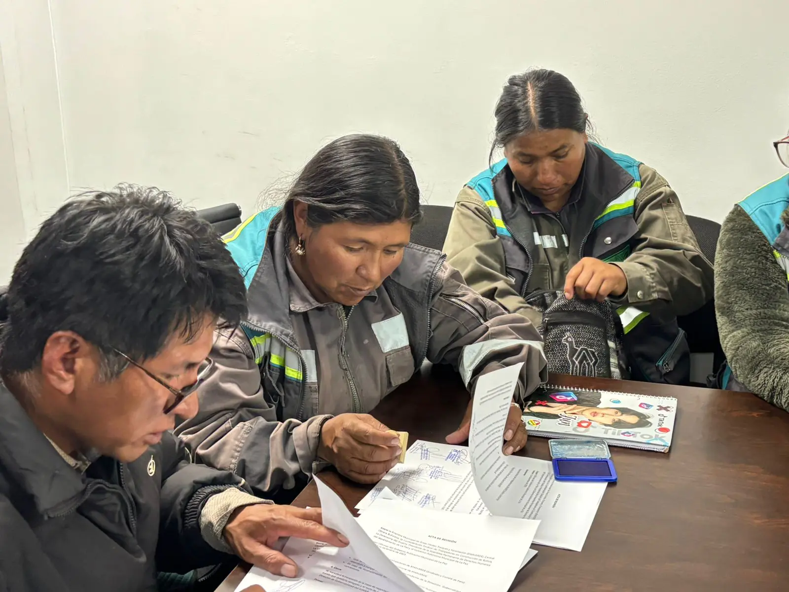 Trabajadores de Emaverde y personal del Ejecutivo municipal en la firma de un acuerdo. FOTO: GAMLP