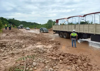 Plataforma vial en Santa Cruz es afectada por las lluvias