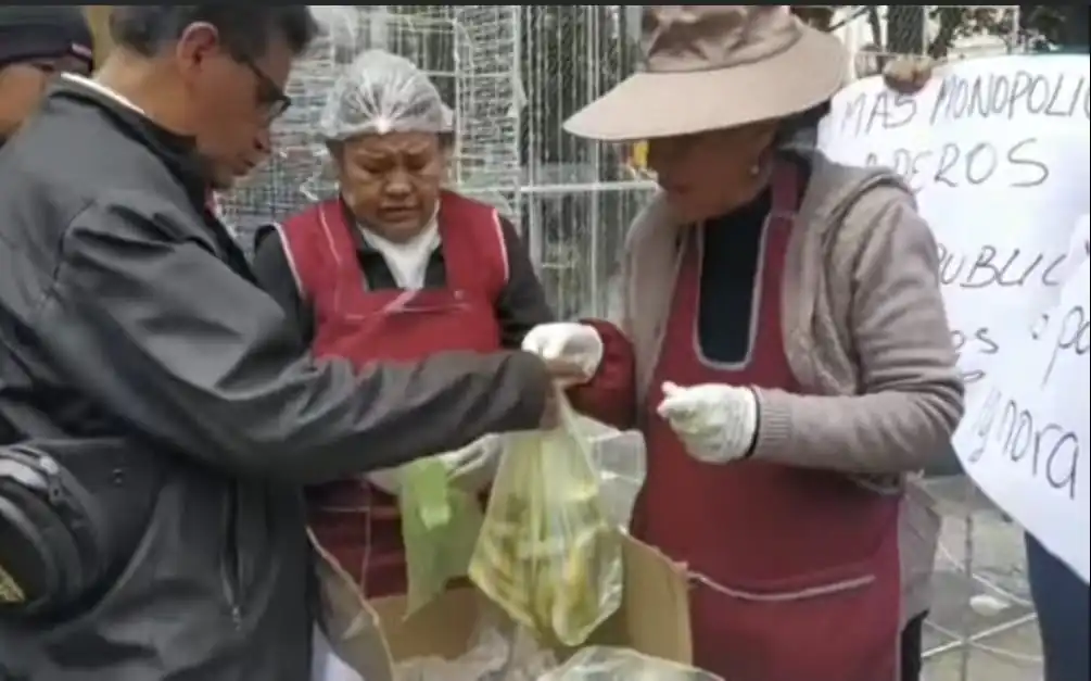 Mujeres de los Centros de Madres de Oruro elaboran y venden pan a Bs 0,50. FOTO: RRSS