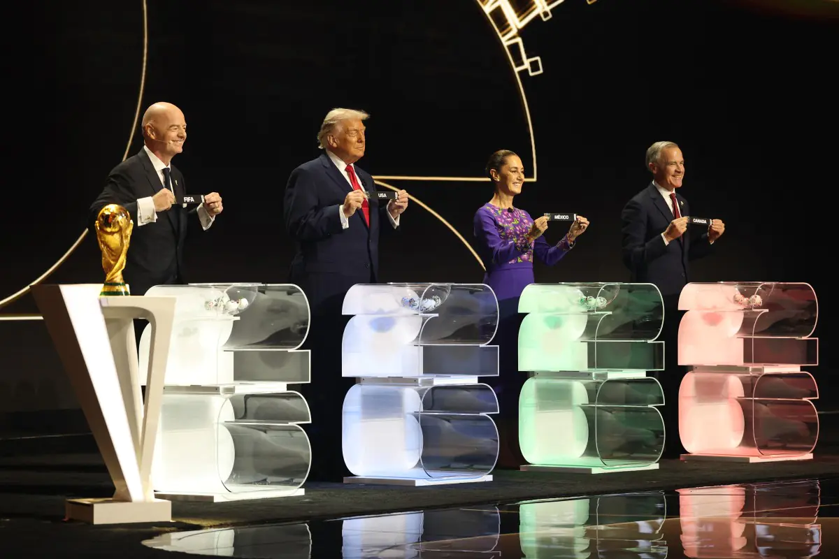 Los mandatarios coincidieron en el sorteo de la FIFA/AFP
