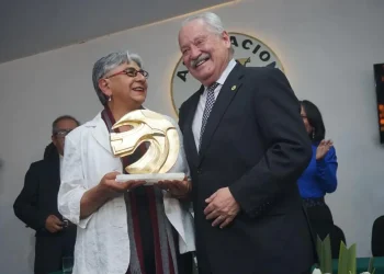 Amalia Pando recibe el premio de parte del presidente de la APLP. Raúl Novillo. Foto: APG