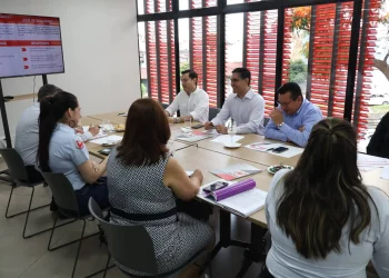 Ministro Justiniano visita las instalaciones de Ibnorca y proyecta alianzas