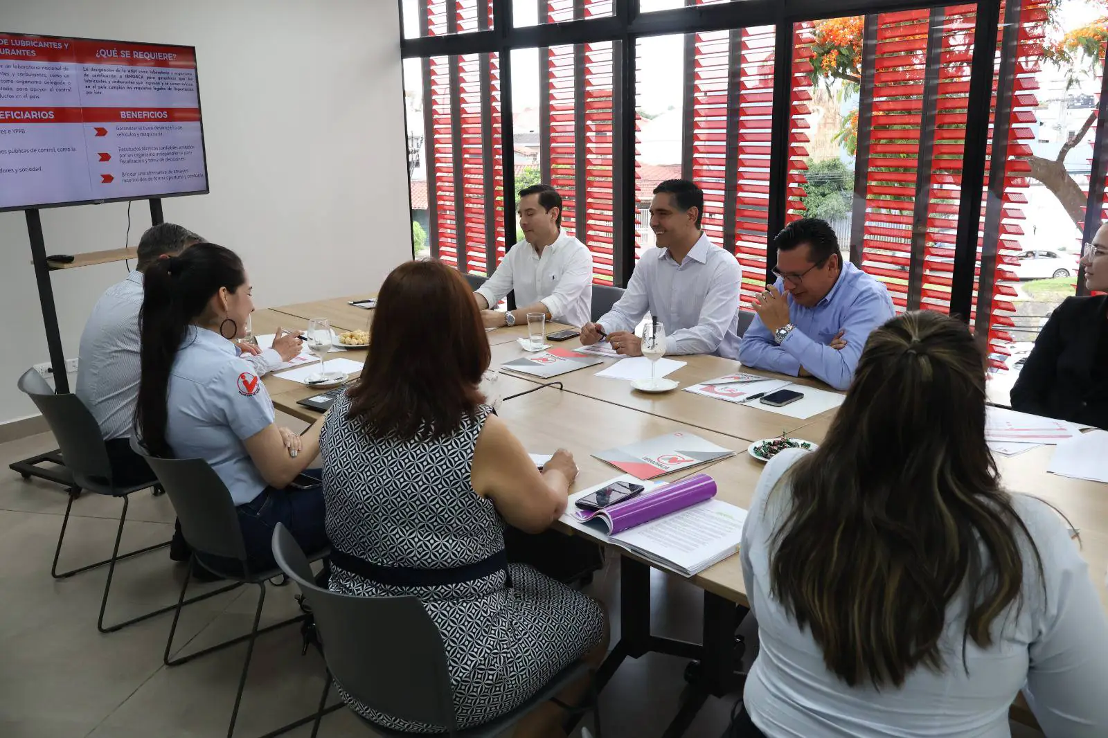 Ministro Justiniano visita las instalaciones de Ibnorca y proyecta alianzas