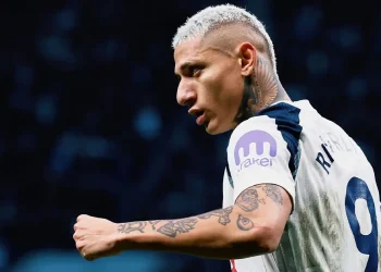 Richarlison guía al Tottenham y Bruno Guimaraes anota gol olímpico