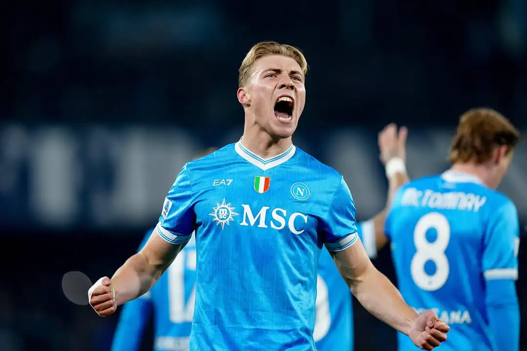 Napoli gana a la Juventus y recupera el liderato