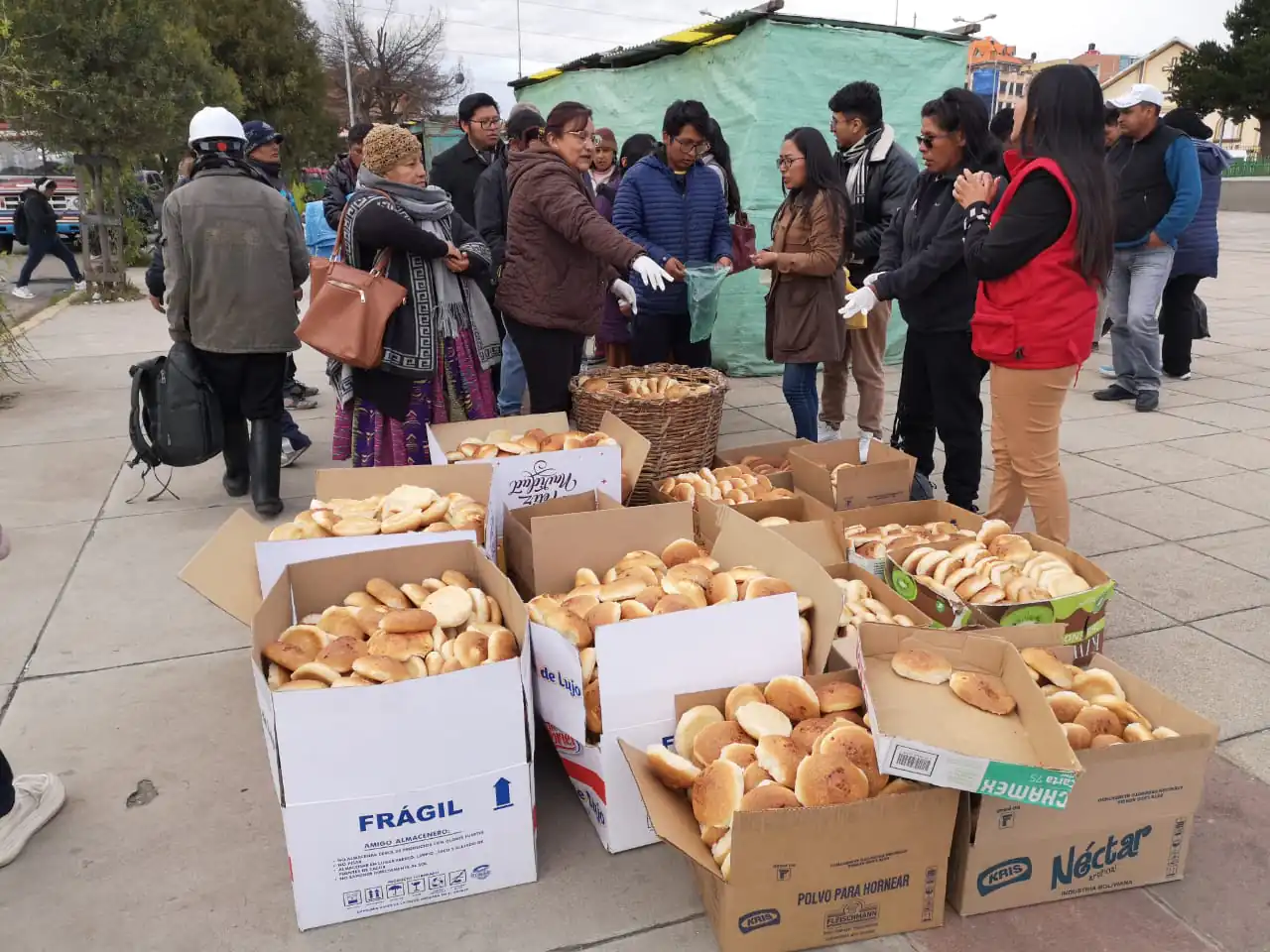 Venta de pan a Bs 0,50 en una plaza del Distrito 1 de El Alto. FOTO: GAMEA