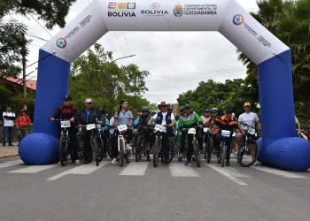 El gobernador Humberto Sánchez y el alcalde de Vinto, Alfredo Lucana, encabezan una caravana ciclística. FOTO: GADC
