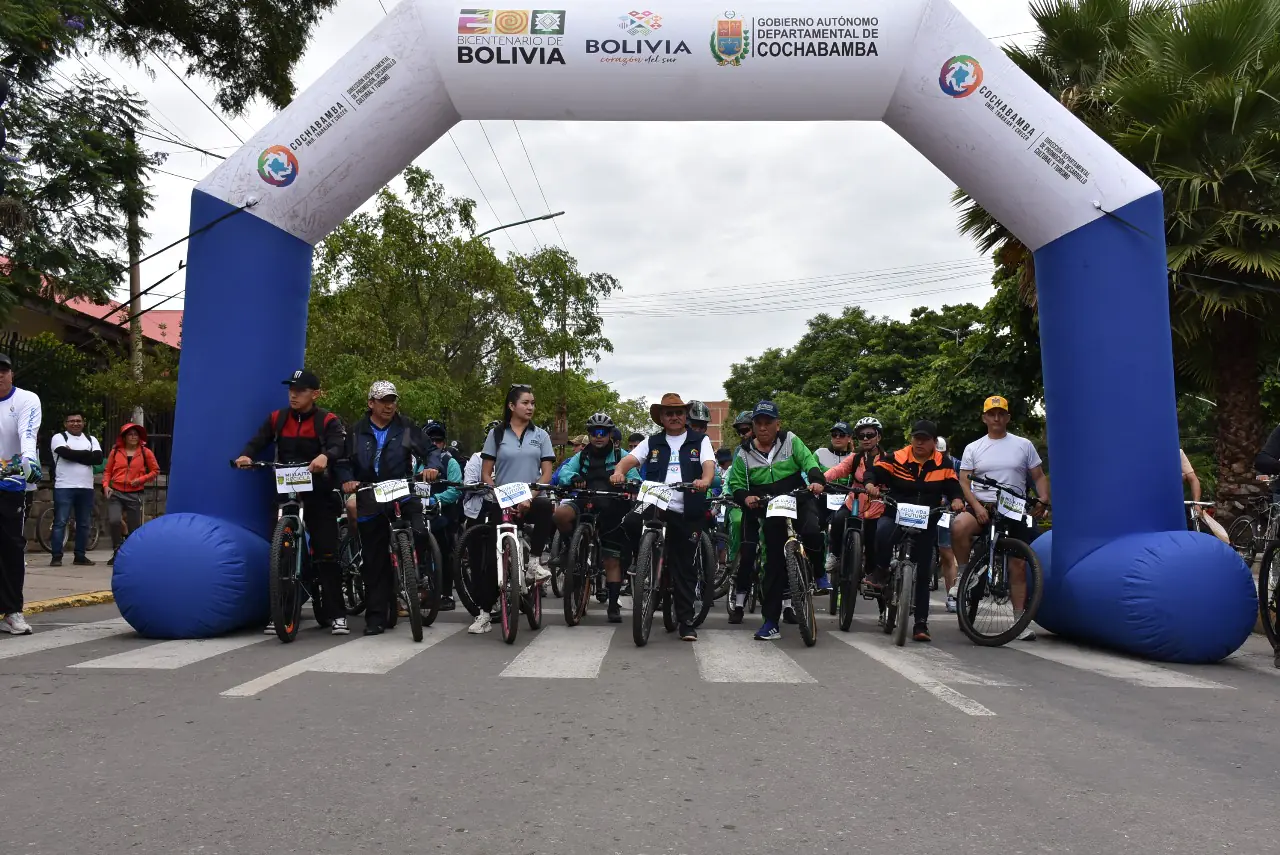 El gobernador Humberto Sánchez y el alcalde de Vinto, Alfredo Lucana, encabezan una caravana ciclística. FOTO: GADC