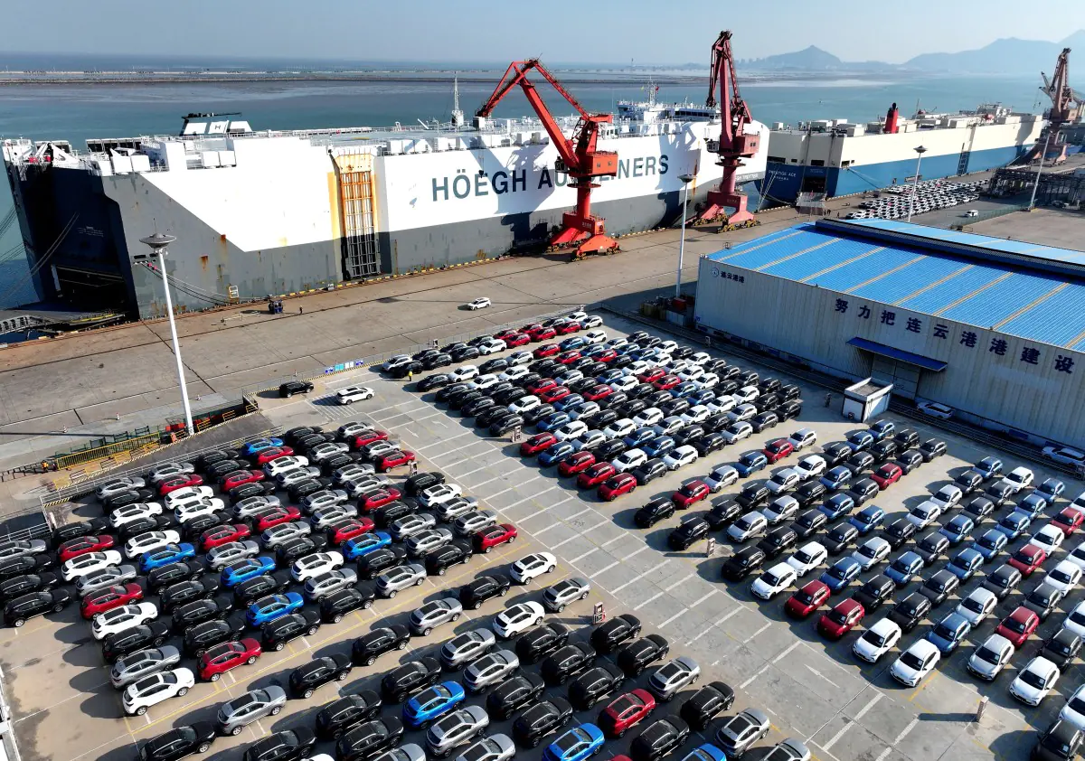 Autos para exportación en un puerto al este de China/AFP