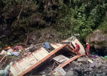 El camión cayó 150 metros hasta el río/FMBolivia