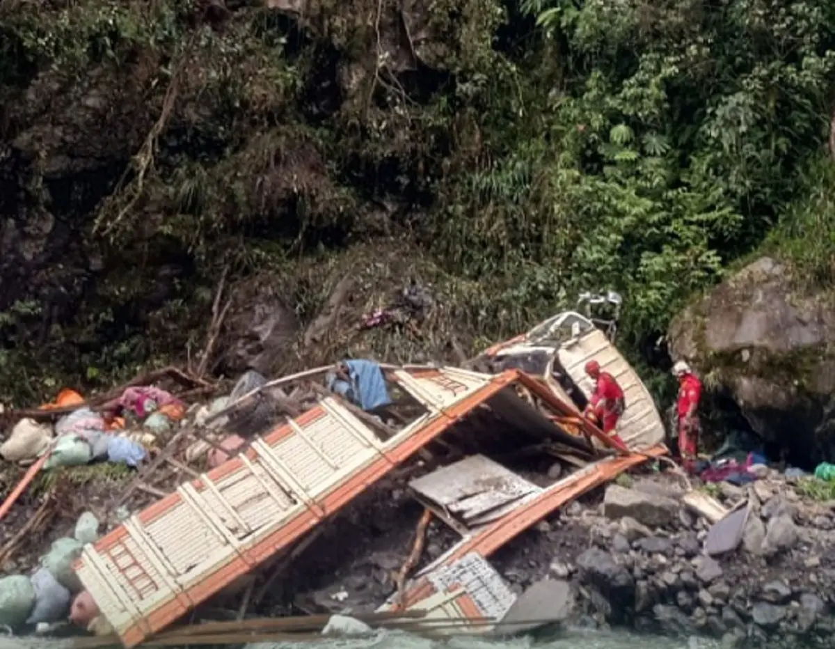 El camión cayó 150 metros hasta el río/FMBolivia
