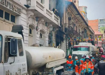 Un incendio de magnitud ocurrió en la calle Sagárnaga de La Paz. FOTO: GAMLP