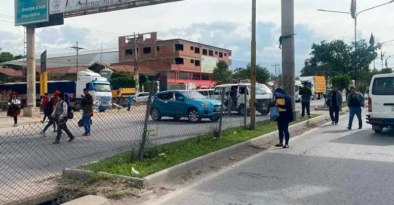 Vecinos bloquean la avenida Blanco Galindo tras muerte de dos personas