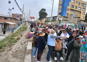 Sectores marchan en defensa de la ley de diferimiento de créditos