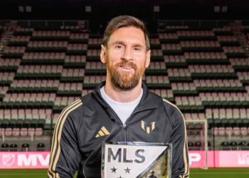 La Messi Cup dio inicio con la entrega del trofeo MVP al argentino