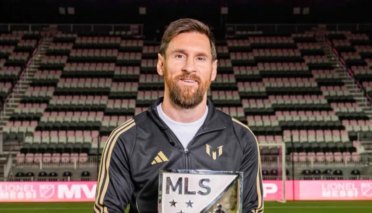 La Messi Cup dio inicio con la entrega del trofeo MVP al argentino