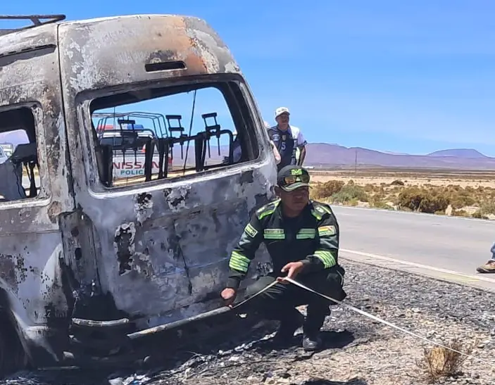 Uno de los vehículos siniestrados quedó calcinado. FOTO: FGE