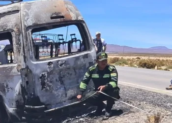 Uno de los minibuses se incendió/Fiscalía de Oruro