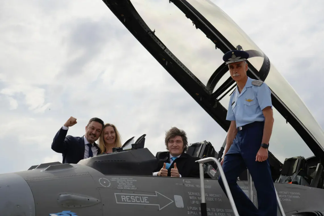 Milei entregó los F-16 que Argentina adquirió recientemente/AFP