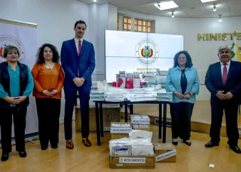 El médico estadounidense Steven Schutz entrega una importante donación de insumos médicos al país. FOTO; Ministerio de Salud