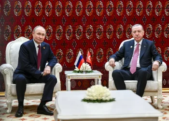 Vladimir Putin, y el presidente turco, Recep Tayyip Erdogan, se reúnen en Asjabad /AFP