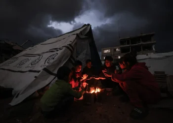 Cientos de niños enfrentan el frio extremo/AFP