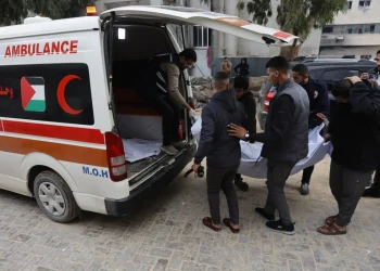 Los cuerpos de los fallecidos son colocados en un ambulancia/AFP