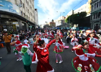 El Desfile Navideño toma La Paz entre alegría y música