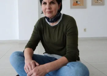 Trama silenciosa: la delicadeza textil de Erika Ewel