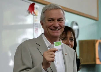 El ultraderechista José Antonio Kast emitió su voto temprano/AFP