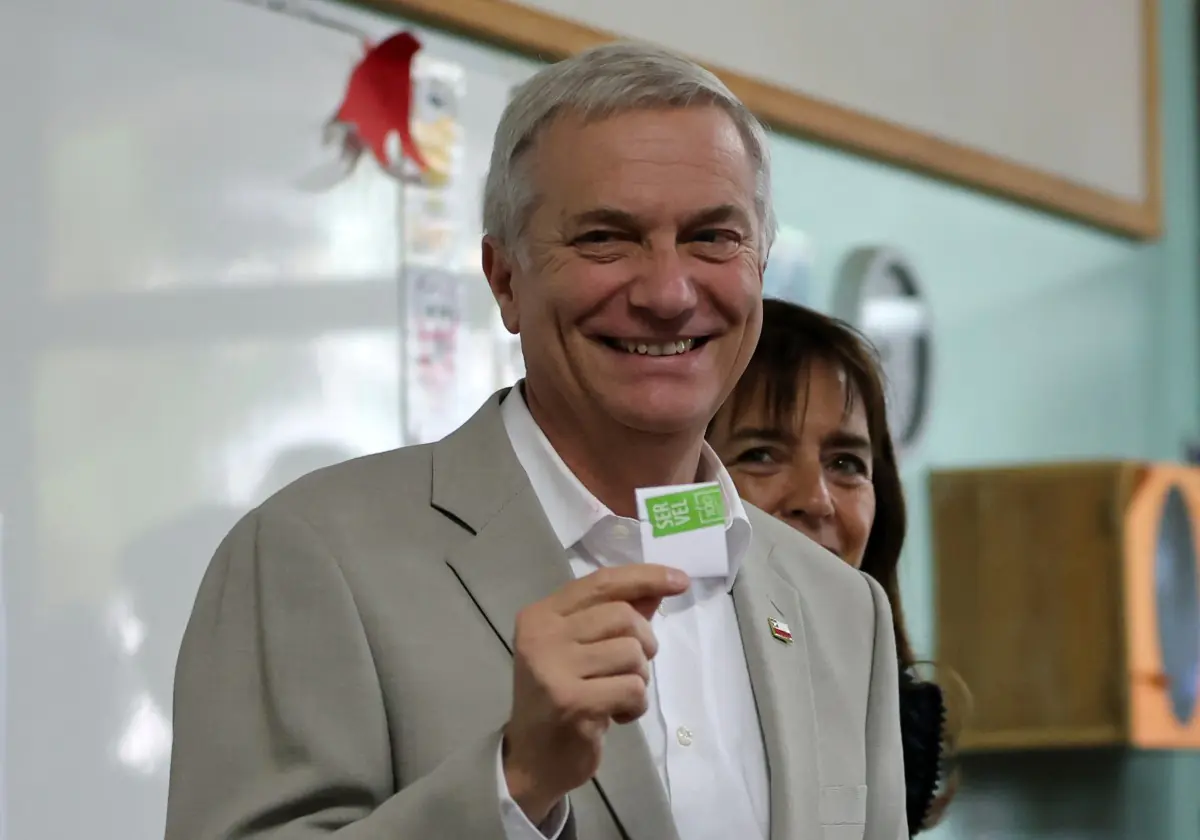 El ultraderechista José Antonio Kast emitió su voto temprano/AFP