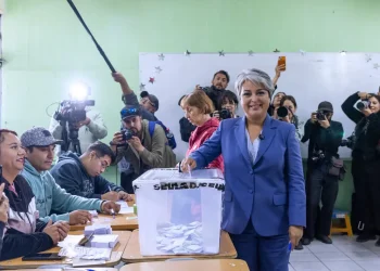 Jeannette Jara emite su voto/RRSS Jara