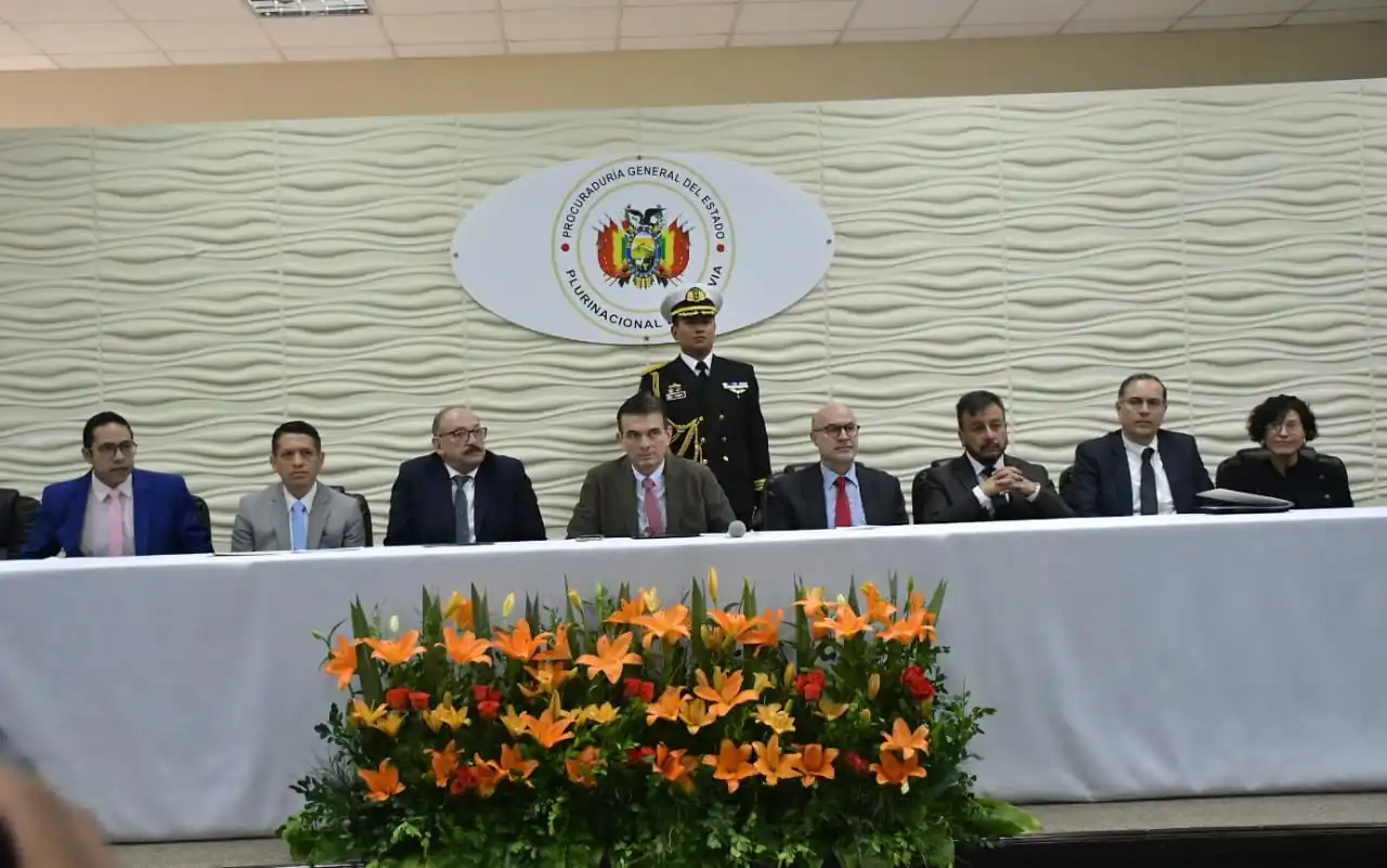 Paz presenta a la Comisión de la Verdad de los Hidrocarburos