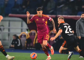 Roma vence a Como y se mantiene en lucha por la cima